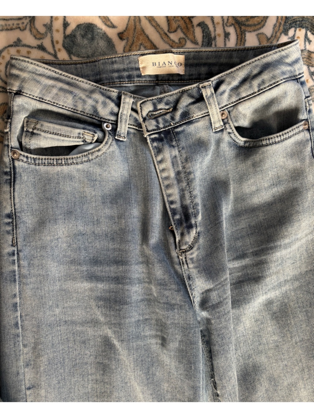 High-Rise Wide-Leg Jeans — Light Blue Wash - Picture 5 of 7